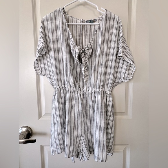 Women’s Grey Striped Romper. Size Large. - Picture 1 of 4